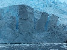 Pared de hielo que asoma del agua en la Antártida
