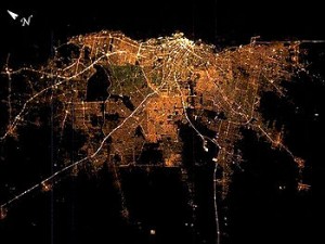 Imagen satelital nocturna del Gran Buenos Aires, donde se aprecia la dimensión de megalópolis del conglomerado urbano por la cantidad y extensión de las vías iluminadas