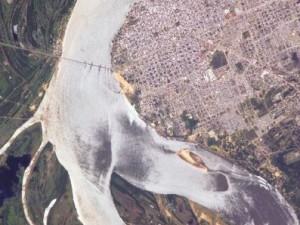 Vista satelital de la ciudad de Corrientes, se ve el trazado urbano, el río paraná, y la provincia vecina, Chaco