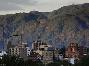 Vista céntrica de la ciudad de San Fernando del Valle de Catamarca: conjunto de edificios, detrás montañas