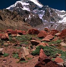 Cerro Aconcagua visto desde la base de piedras desnudas, en verano, con la cumbre cubierta de nieve