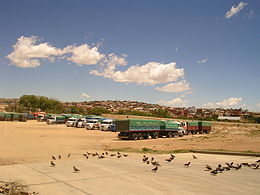Camiones apostados a la espera de cruzar la frontera en La Quiaca
