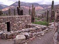 Casa de piedra reconstruida en el Pucará de Tilcara.jpg