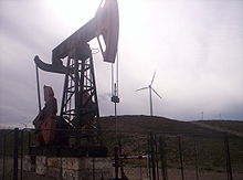 Balancín de petróleo visto a contraluz, en la Pagagonia argentina
