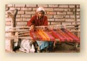 Artesana de La Pampa teje en un telar