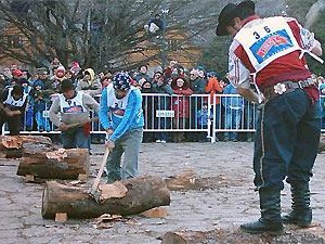 Fiesta Nacional del Montañés: tres hombres compiten en un torneo de hacheros