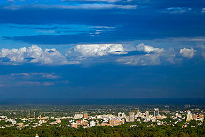 Vista de la Ciudad de Mendoza desde el Cerro de la Gloria: a la distancia se ven los muchos edificios de la ciudad, y detrás las montañas