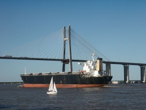 Vista dle puente sobre el río Paraná que une el puerto de Rosario y la ciudad de Victoria; en el río, en primer plano, un buque mercante